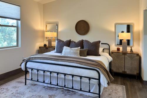 Ένα ή περισσότερα κρεβάτια σε δωμάτιο στο Less Than 3 Mi to Fool Hollow Lake Show Low Townhome