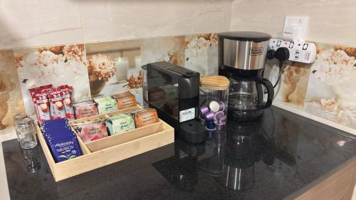 Dapur atau dapur kecil di Private 1BHK Top-Floor Apartment at Ghubrah Beach