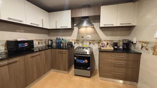 Dapur atau dapur kecil di Private 1BHK Top-Floor Apartment at Ghubrah Beach