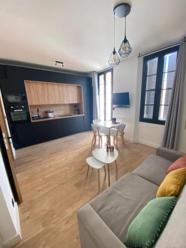Le Vauban, vieil Antibes, dynamique, rénové et convivial , clim, balcon