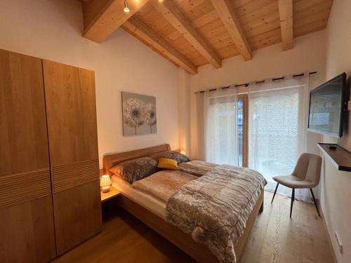 a bedroom with a large bed and a window at Apartment ZillerSoul in Uderns