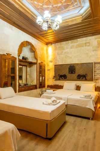 シャンルウルファにあるTurkmen Konagiの石壁のベッドルーム1室(ベッド2台付)