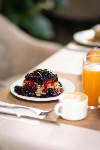 Un plato de comida en una mesa con un vaso de jugo de naranja. en Rome Palace Deluxe - All Inclusive Premium, en Sunny Beach