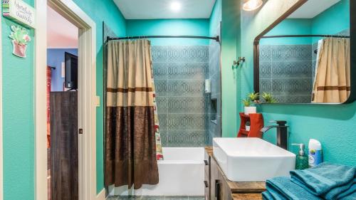 Ένα μπάνιο στο Stockyards 5 mins, New, Sleeps 8 Cedar House, TCU
