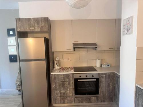 Kuchyň nebo kuchyňský kout v ubytování Near Finikoudes Beach 15