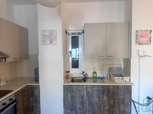 Kuchyň nebo kuchyňský kout v ubytování Near Finikoudes Beach 15