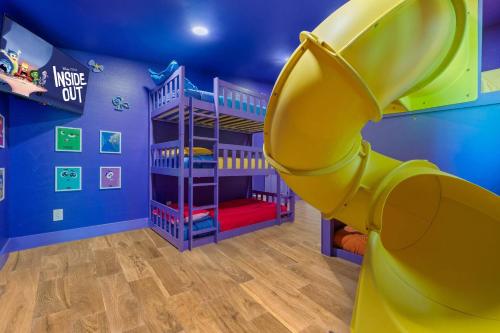 スタントンにあるImagination Kingdom: Theater, Playground, Arcade+の子供用ルーム(スライダー、二段ベッド付)