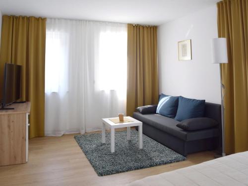 ein Wohnzimmer mit Couch und Tisch in der Unterkunft Hanslgasse Private Rooms in Wien