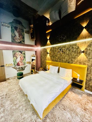 Un pat sau paturi într-o cameră la Villa & Restaurant Levoslav House