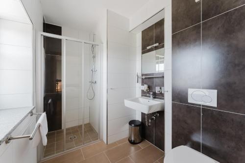 a bathroom with a sink and a toilet and a shower at Langs Wirtshaus in Sankt Ulrich im Mühlkreis