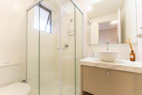 Bilik mandi di Excelente apartamento em Bombas com piscina