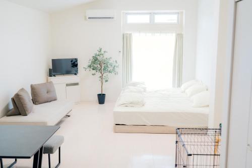 a white bedroom with a bed and a window at Greenfield - Vacation STAY 20427 in Sasebo