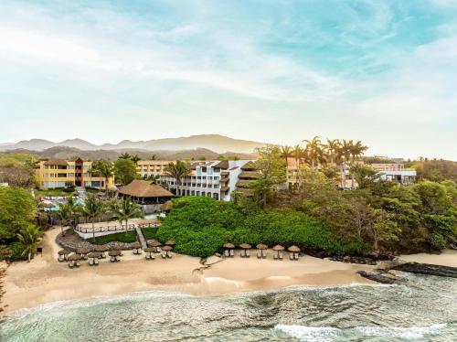 una vista aerea del resort e della spiaggia di Family Selection at Grand Palladium Vallarta Resort & Spa - All Inclusive a Punta Mita