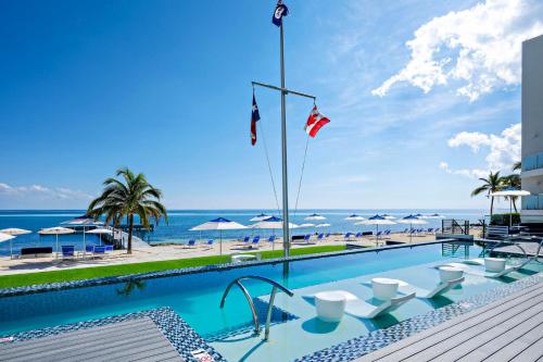 una piscina con vista sulla spiaggia di Rum Point Resort 206 a Driftwood Village