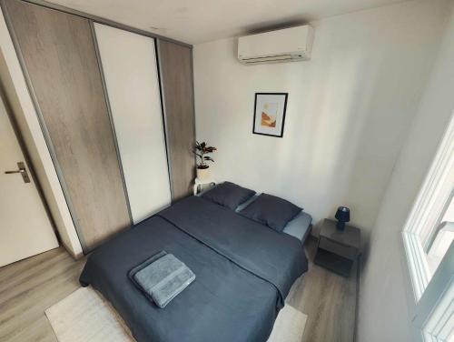 Central & Quiet, 10 min to Palais & Train Station