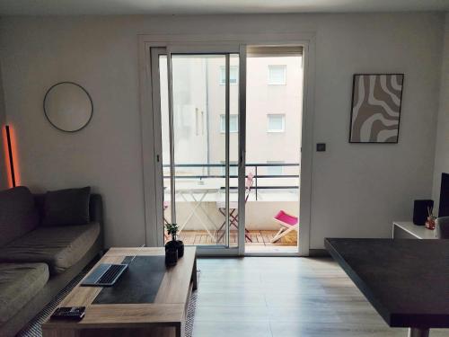 Central & Quiet, 10 min to Palais & Train Station