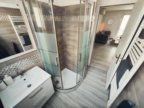 Central & Quiet, 10 min to Palais & Train Station