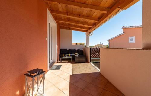 balcone con vista su un soggiorno di One-Bedroom Apartment In Podgradina a Islam Grčki