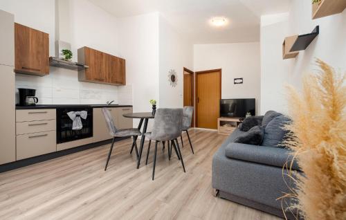 un soggiorno con un divano e un tavolo di One-Bedroom Apartment In Podgradina a Islam Grčki