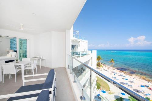 balkon z widokiem na ocean w obiekcie Rum Point Resort 404 w mieście Driftwood Village