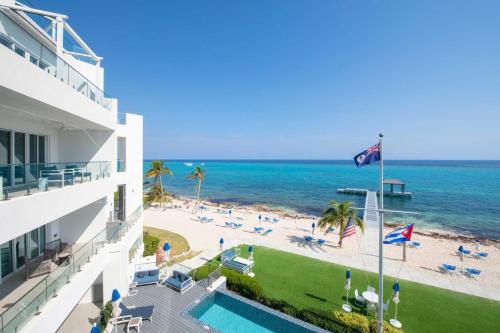 una vista della spiaggia dal balcone di un resort di Rum Point Resort 404 a Driftwood Village
