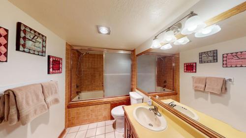 Vannituba majutusasutuses Royal Vista III Pool-Spa Ski-in out Gym, Sauna, Laundry, BBQ