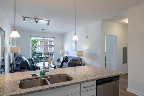 Una cocina o kitchenette en Luxury Apt with Gym and Pool