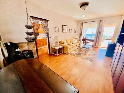 Private Oceanfront Cottage with 180 degree Sea View, 100 m Terrace