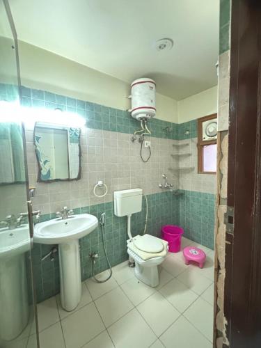ein Badezimmer mit Toilette und Waschbecken in der Unterkunft The Modern Monastery in Jaipur