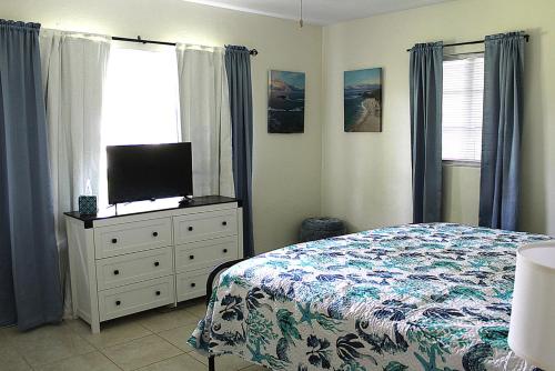 Una televisión o centro de entretenimiento en Beautiful 2bd with River Views & Amazing Sunsets in Ft Myers