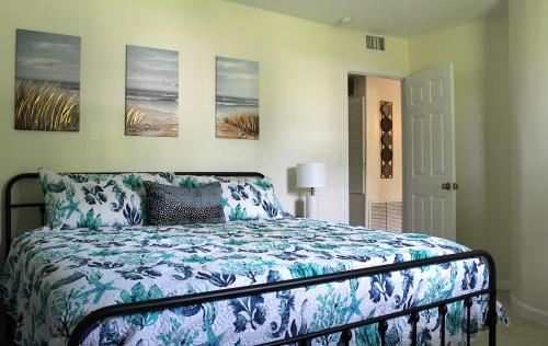 Una cama o camas en una habitación de Beautiful 2bd with River Views & Amazing Sunsets in Ft Myers