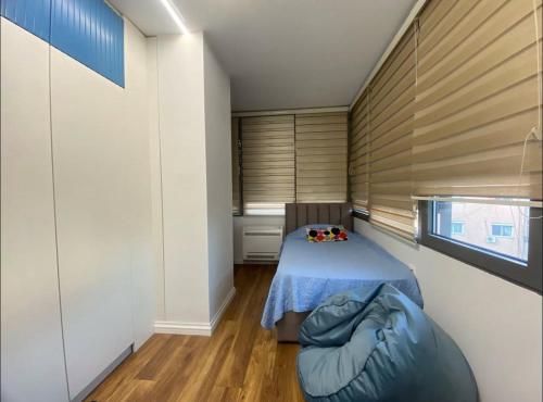 Ένα ή περισσότερα κρεβάτια σε δωμάτιο στο Tirana Center Apartment