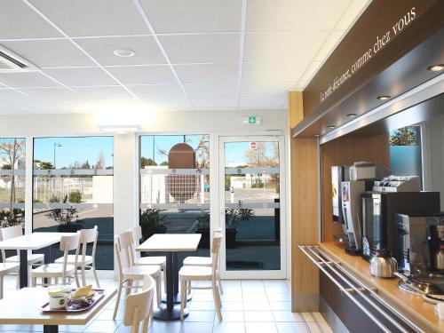 B&B HOTEL Marseille Aéroport Saint-Victoret tesisinde bir restoran veya yemek mekanı