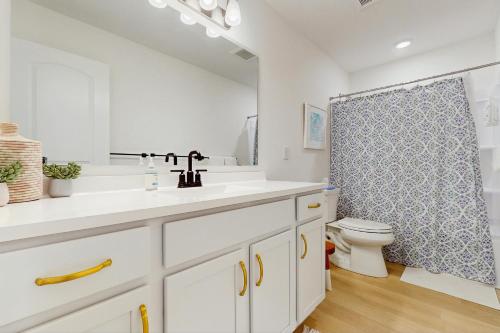 Ένα μπάνιο στο Wrightwood Cottage