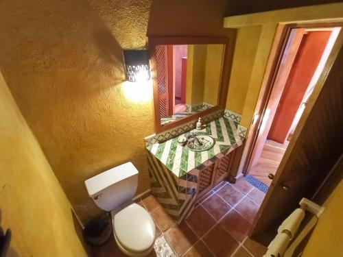 een eigen badkamer met een wastafel en een toilet bij Rustic house with stunning lake view in Valle de Bravo