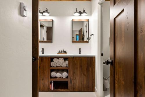 Gambar di galeri bagi Moody Moose Manor - Sauna - Hot Tub - Arcade di Rea