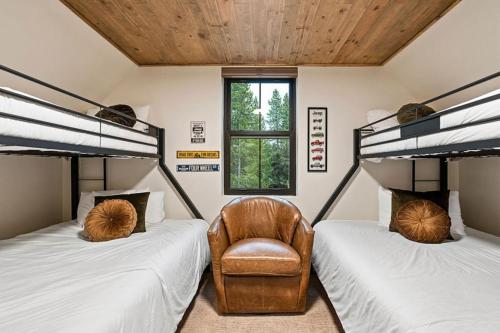 Katil atau katil-katil dalam bilik di Moody Moose Manor - Sauna - Hot Tub - Arcade