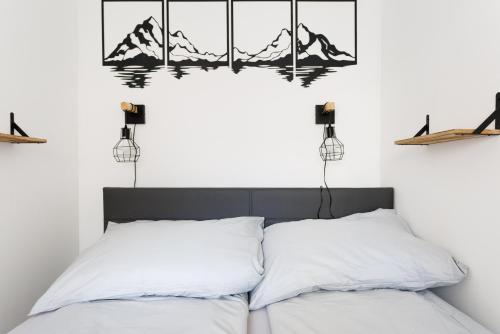 En eller flere senge i et værelse på Luxury Modern Apartment with Balcony