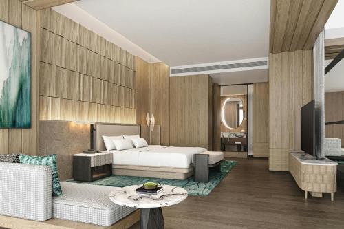een slaapkamer met een bed en een woonkamer bij The Westin Yichang in Yichang