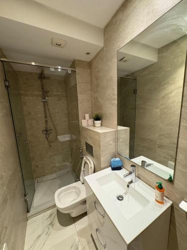 Un baño de Chic One Bedromm Apartment - Large Terrace - Anfa District