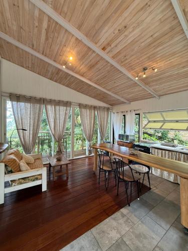 Charming bungalow with sea view facing Marina Taina