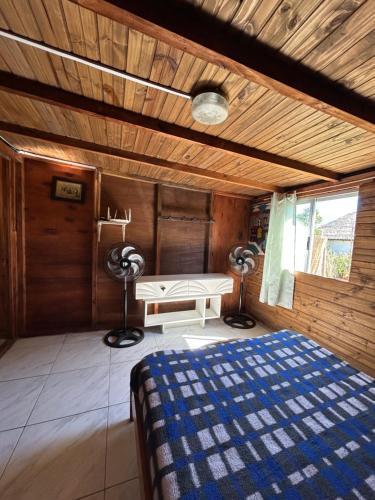 ein Schlafzimmer mit einem Bett und einem Schreibtisch in einem Zimmer in der Unterkunft El rinconcito del amor pdd in Punta Del Diablo