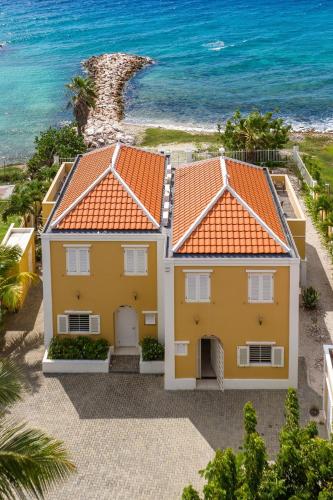 Oceanfront Colonial Villa with Pool