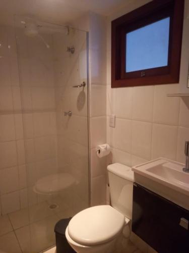 a bathroom with a shower and a toilet and a sink at Sol da Pipa Flat Condominio La Piazzeta in Pipa