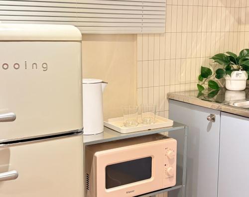 Köök või kööginurk majutusasutuses Cozy Colorful Stay near Hongdae and Airport Line for up to 6 Guests with Luggage Storage