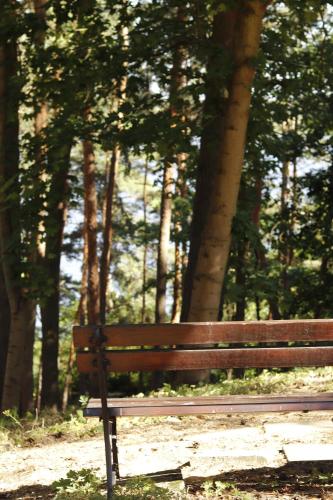 斯诺科Oasis Relax nad Zalewem的树木林立的公园里木板凳