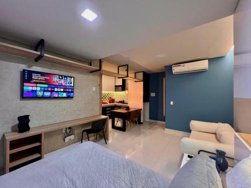una camera da letto con un letto e una TV a parete di Apartamento em São Raimundo Nonato a São Raimundo Nonato
