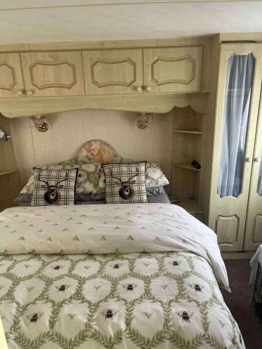 Postel nebo postele na pokoji v ubytování Cosy 2-Bedroom Caravan with Decking