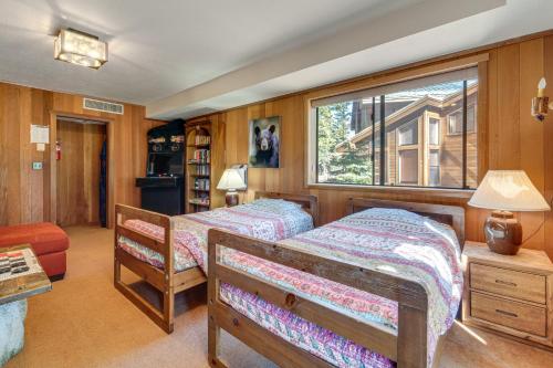 Postel nebo postele na pokoji v ubytování Family-Friendly Truckee Cabin Near Ski Shuttle!