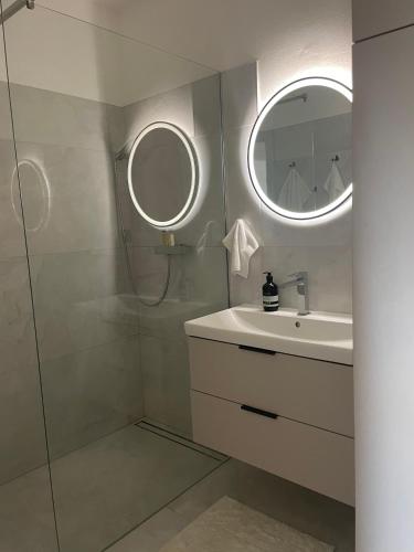 a bathroom with a sink and a mirror at Bývaj u Mari v mestskom parku s bezplatným parkovaním in Piešťany